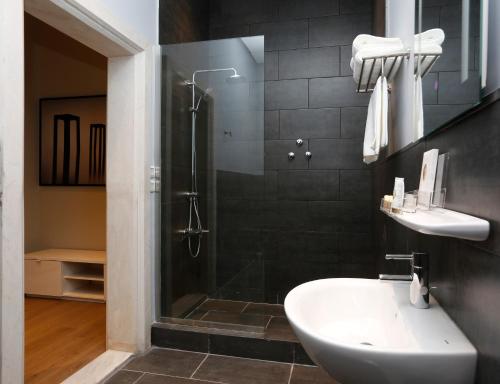 W łazience znajduje się prysznic i umywalka. w obiekcie فلل كاسا الفندقية w Rijadzie