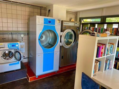 a washer and a washing machine in a room at Mobilheim Zuidlaren in Tynaarlo