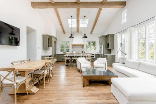 eine Küche und ein Wohnzimmer mit einem Tisch und Stühlen in der Unterkunft Exquisite luxury executive cottages in Woodside