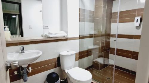 a bathroom with a toilet and a sink at Hotel Monarka-Edificio in Popayan