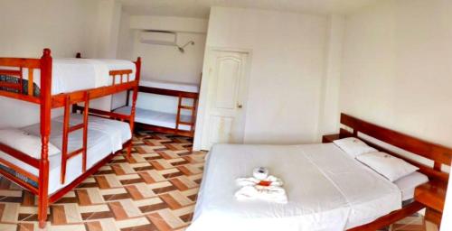 - une chambre avec 2 lits superposés et une salle de bains dans l'établissement HOTEL RANCHO PLAYA DEL SOL, à Pedernales