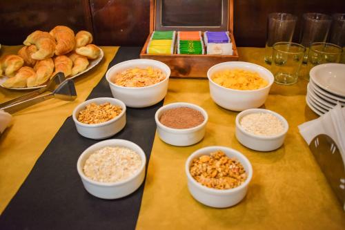 een tafel met kommen eten en brood bij Nuevo Hotel Bristol in Santiago del Estero
