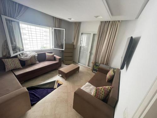 - un salon avec deux canapés et un canapé dans l'établissement Villa lucky, à Hammamet