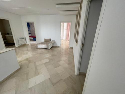 un couloir vide avec un canapé dans une chambre dans l'établissement Villa lucky, à Hammamet