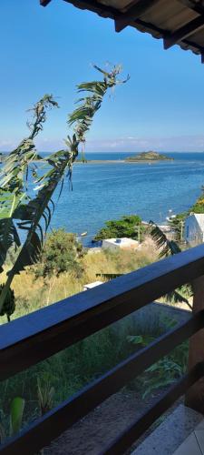 une vue sur l'océan depuis un balcon dans l'établissement Cantinho do paraíso da Deuza, à São Pedro da Aldeia
