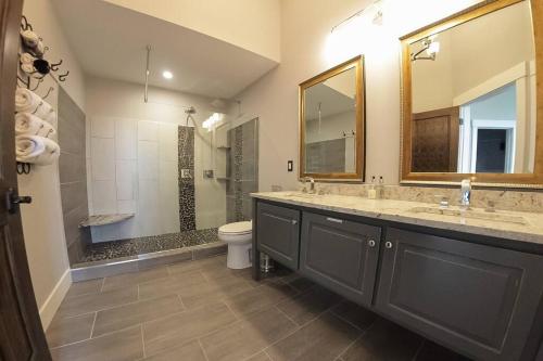 y baño con 2 lavabos, aseo y ducha. en Luxury Retreat @ WTG: Mtn View, Sauna, Central!, en Beech Grove