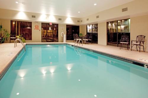 una gran piscina de agua azul en un hotel en Holiday Inn Express & Suites Sulphur - Lake Charles, an IHG Hotel, en Sulphur