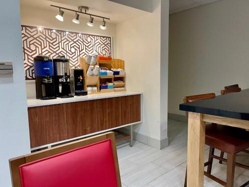 Kemudahan buat kopi dan teh di Holiday Inn Express & Suites Sulphur - Lake Charles by IHG