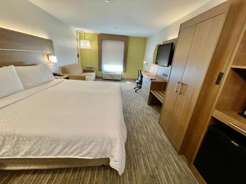 Katil atau katil-katil dalam bilik di Holiday Inn Express & Suites Sulphur - Lake Charles by IHG