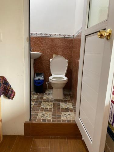 ein Bad mit einem WC und einem Waschbecken in der Unterkunft “Posada Vicentas” compartir con una familia Tz’utujil in San Juan La Laguna