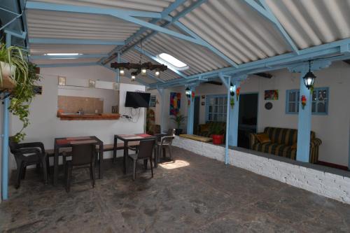 - une chambre avec une table, des chaises et un canapé dans l'établissement Casa Noche Azul alojamiento turístico en Villa de Leiva, à Villa de Leyva