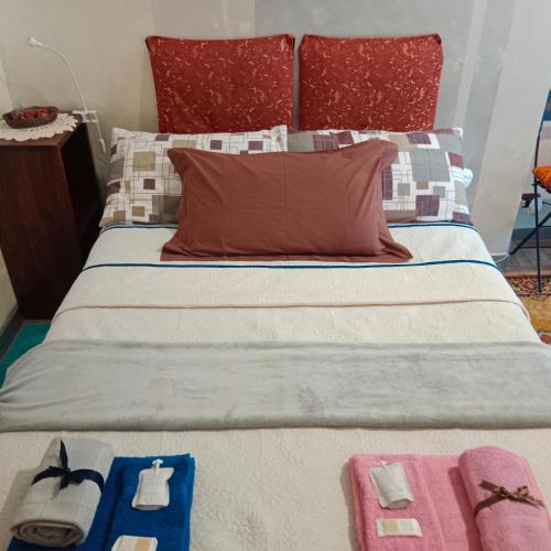 uma cama com sapatos e toalhas em "B&B La Riva del Po'"Camera Indipendente em Turim