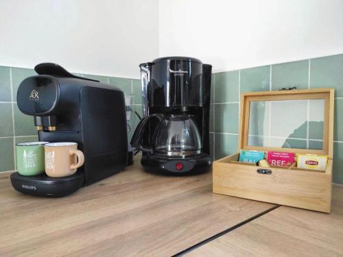 une cafetière assise sur un comptoir à côté d'un miroir dans l'établissement Gîte in Etretat near Cliffs & Beach, à Bordeaux-Saint-Clair