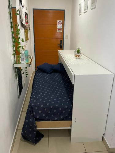 a room with a desk with a bed under it at Studio Estrada Escobar in Belén de Escobar
