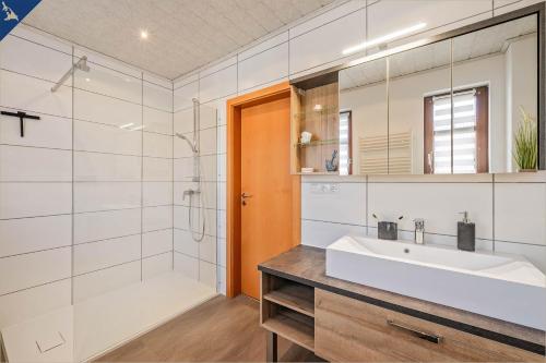 La salle de bains est pourvue d'un lavabo et d'une douche. dans l'établissement 257 Haus Otto, à Ahlbeck