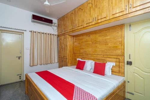 Llit o llits en una habitació de OYO Flagship Thirumala Village Inn
