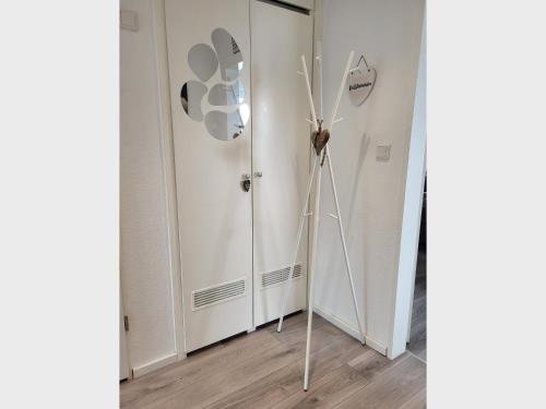 Zimmer mit einer weißen Wand und einem Propellor in der Unterkunft Ferienwohnung Ankerlicht in Norddeich