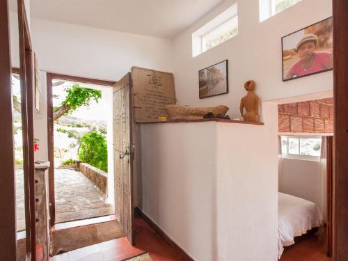 Habitación con una puerta que conduce a un dormitorio en The Shelter, en Malveira da Serra