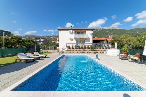 Holiday house with a swimming pool Kastel Stari, Kastela - 22832