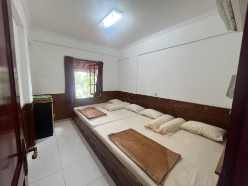 En eller flere senge i et værelse på Apartemen carita Anyer view laut