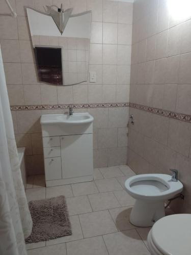 uma casa de banho com um WC e um lavatório em La Soñada em Tandil