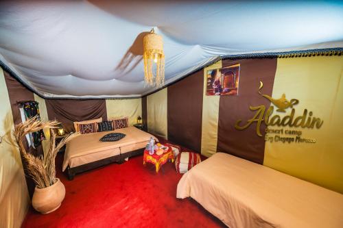 En eller flere senger på et rom på Aladdin Desert Camp