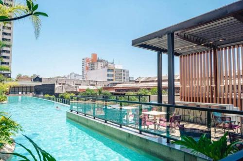 uma piscina no telhado de um edifício em Resort, Espaço Verde e Lazer - Centro - São Paulo em São Paulo