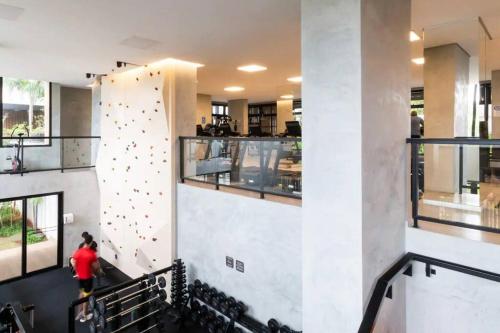 une personne escaladant un mur d'escalade dans un bâtiment dans l'établissement Apartamento, Centro SP - Piscina e Ar Condicionado, à São Paulo