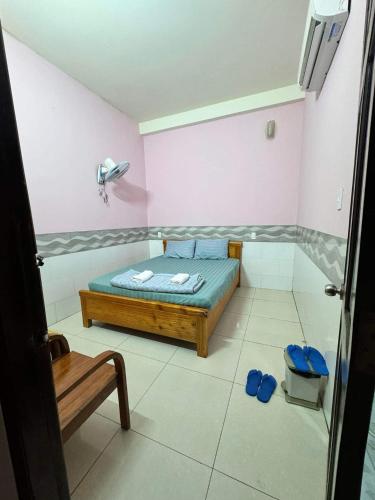 een kleine slaapkamer met een bed in een kamer bij Nhà nghỉ Hà Anh in Thuan An