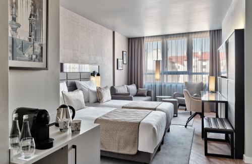 En eller flere senge i et værelse på Leonardo Royal Hotel Warsaw