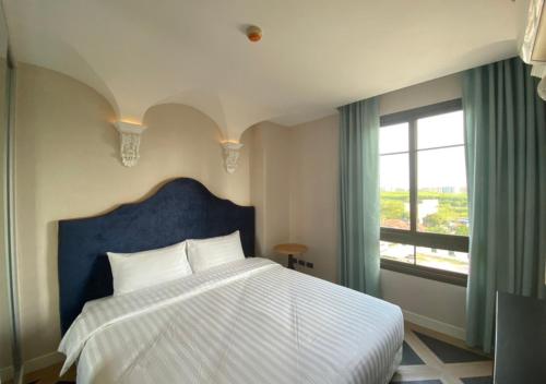 Llit o llits en una habitació de ESPANA Resort Pattaya