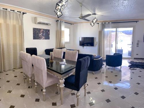 uma sala de estar com uma mesa de jantar e cadeiras em 2BD Apartment in a rooftop with a private terrace no Cairo