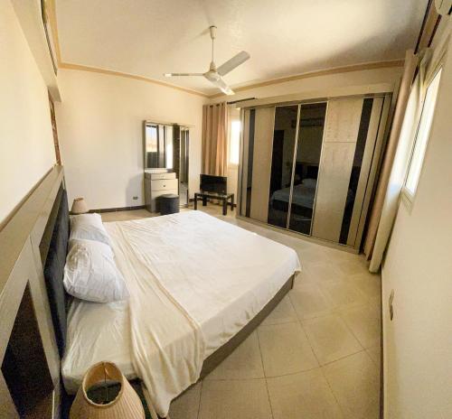 um quarto com uma grande cama branca num quarto em 2BD Apartment in a rooftop with a private terrace no Cairo
