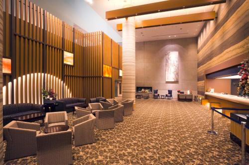 een lobby van een hotel met stoelen en tafels bij ANA Crowne Plaza Resort Appi Kogen, an IHG Hotel in Hachimantai