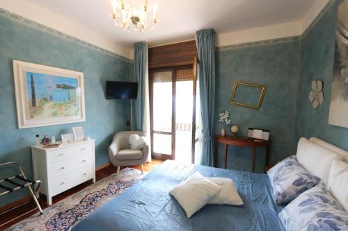 a bedroom with a bed and a chair and a window at casa Monia in Roe