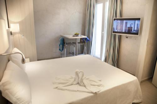 Postel nebo postele na pokoji v ubytování Marina Beach Suite Hotel
