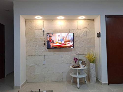 TV en una pared de piedra en una habitación en Departamento Madero, en Ciudad Madero
