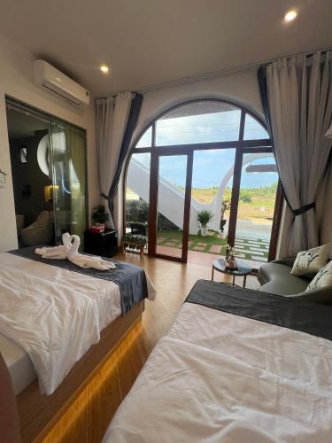 Postel nebo postele na pokoji v ubytování VILLA MINH HẬU
