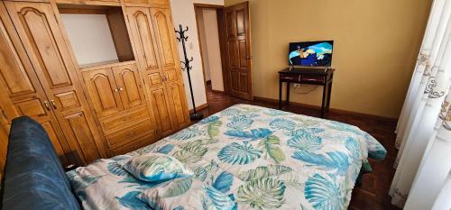 a bedroom with a bed with a blue and white blanket at Departamento Bien Ubicado con todo lo necesario in Latacunga