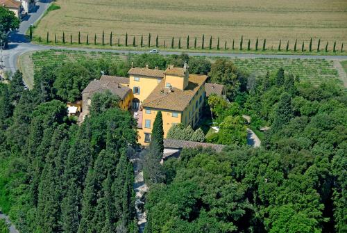 an aerial view of a large yellow house in the forest at Villa Sonnino in San Miniato