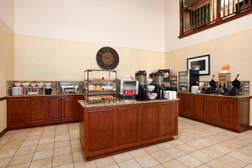 a kitchen with a counter with aasteryasteryasteryasteryasteryasteryasteryasteryastery at Country Inn & Suites by Radisson, Beckley, WV in Beckley