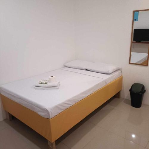 מיטה או מיטות בחדר ב-Transit Inn
