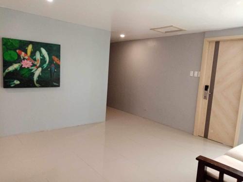 uma sala de estar com um quadro na parede em Transit Inn em Dagupan