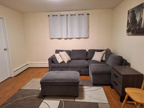 Ein Sitzbereich in der Unterkunft 1-Bedroom Basement Suite