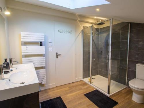 La salle de bains est pourvue d'une douche, d'un lavabo et de toilettes. dans l'établissement Gîte Boulazac Isle Manoire, 4 pièces, 6 personnes - FR-1-616-277, à Boulazac