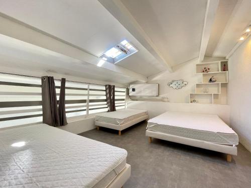 une chambre avec deux lits et une fenêtre dans l'établissement Superbe 2 pièces à 200m de la plage avec terrasse et parking - FR-1-338-533, à Sète