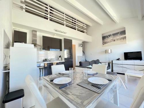une salle à manger et une cuisine avec une table et des chaises dans l'établissement Superbe 2 pièces à 200m de la plage avec terrasse et parking - FR-1-338-533, à Sète