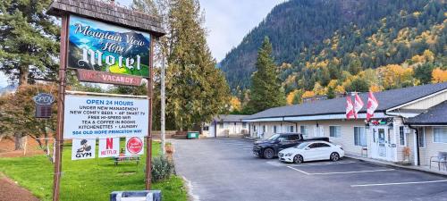um sinal num parque de estacionamento num motel com vista para a montanha em Mountain View Hope Motel em Hope