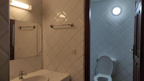 uma casa de banho com um WC e um lavatório em WARZAZAT Hostel em Uarzazate