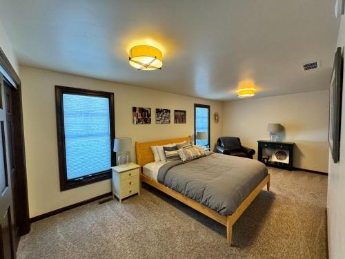 ein Schlafzimmer mit einem großen Bett und einem Fenster in der Unterkunft Grand View - Targhee Ski Resort, Jackson, Hot Tub in Tetonia